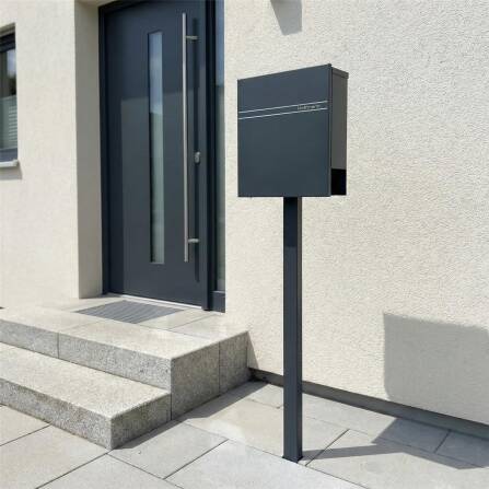 Metzler Briefkasten Standfuß Anthrazit RAL 7016 Gravur | Lepo 2