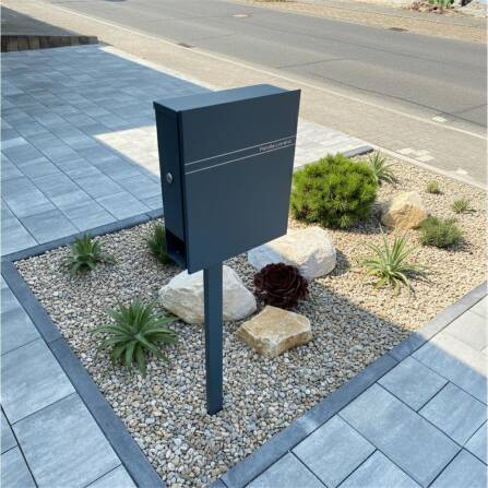 Metzler Briefkasten Standfuß Anthrazit RAL 7016 Gravur | Lepo 2