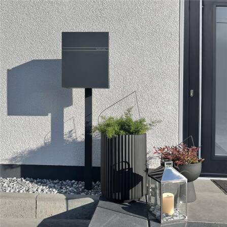 Metzler Briefkasten Standfuß Anthrazit RAL 7016 Gravur | Lepo 2