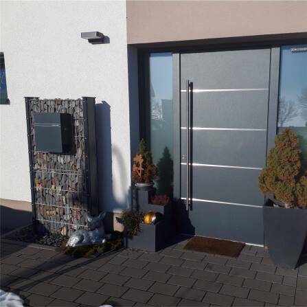 Metzler Briefkasten Standfuß Anthrazit RAL 7016 Gravur | Lepo 2