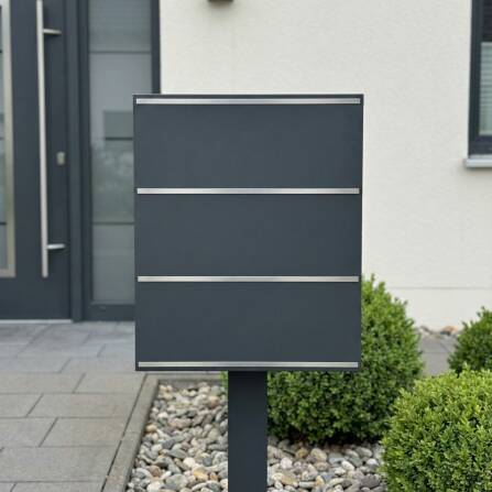 Metzler Standbriefkasten freistehend | Anthrazit RAL7016 | Edelstahl Applikation | Lepo 3