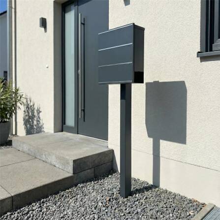 Metzler Standbriefkasten freistehend | Anthrazit RAL7016 | Edelstahl Applikation | Lepo 3