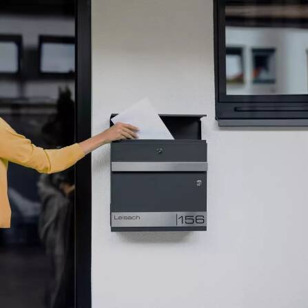 Cassetta delle lettere Metzler con campanello wireless | Antracite | personalizzata con incisione | Targhetta nome in acciaio inox | con vano per giornali | Stencil
