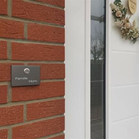 Metzler Aufputz Türklingel | personalisiert mit Gravur | Edelstahl-Taster mit LED | DB 703 Eisenglimmer | Vitus