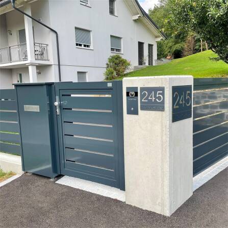 Metzler Tafel aus Edelstahl mit Hausnummer und Straße Farboptionen wählbar