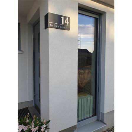 Hausnummernschild aus Edelstahl für Eckmontage links