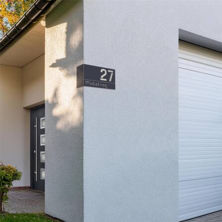 Hausnummernschild aus Edelstahl für Eckmontage links