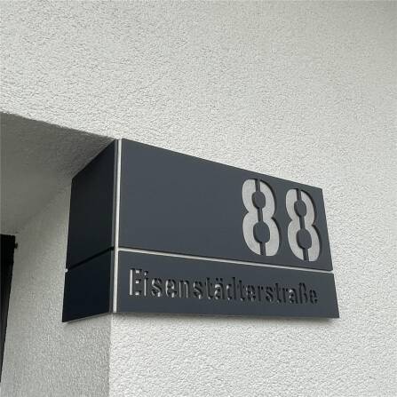 Hausnummernschild aus Edelstahl für Eckmontage rechts