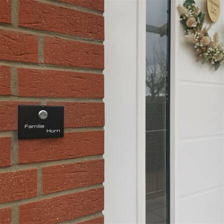 Metzler Aufputz Türklingel | personalisiert mit Gravur | Edelstahl-Taster mit LED | RAL 9005 Tiefschwarz | Vitus