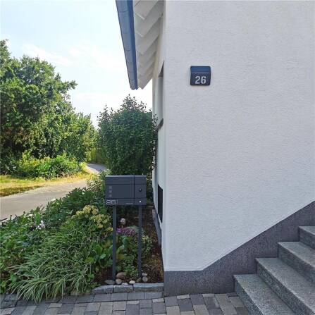 Solar-Hausnummer von Steinel | Anthrazit | Dämmerungssensor