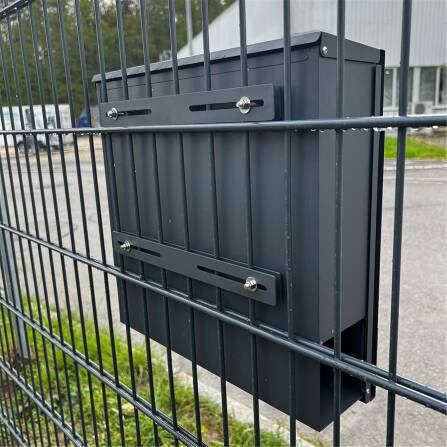 Zaunbefestigung für Briefkästen in Anthrazit