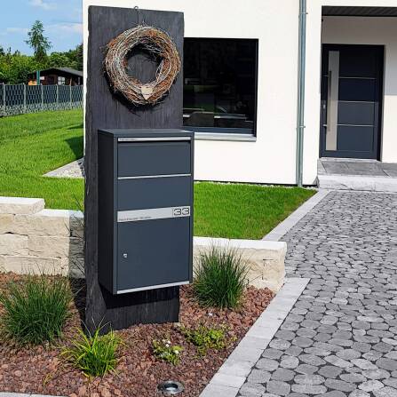 Metzler Paketbox Anthrazit RAL 7016 | personalisiert mit Gravur | Edelstahl-Namensschild | rostfrei & massiv | Avalon 1