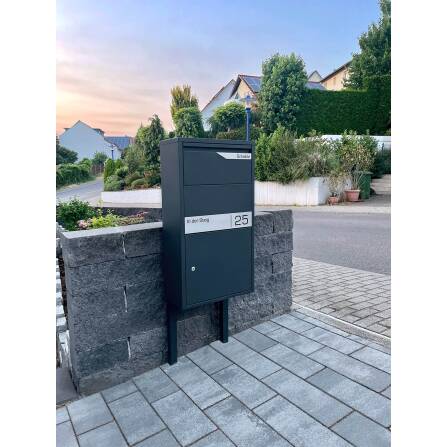 Metzler Paketbox Anthrazit RAL 7016 | personalisiert mit Gravur | Edelstahl-Namensschild | rostfrei & massiv | Avalon 2