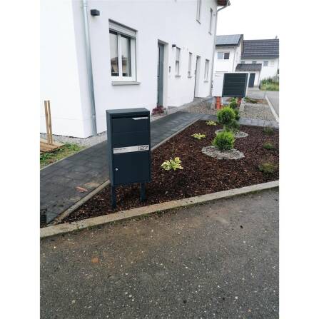 Metzler Paketbox freistehend mit Ständer | Anthrazit RAL 7016 | personalisiert mit Gravur | Edelstahl-Namensschild | rostfrei | Avalon 2