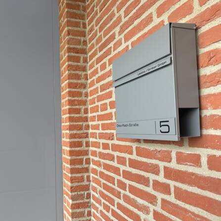 Metzler Briefkasten in RAL9007 Graualuminium Lasergravur | Hermann