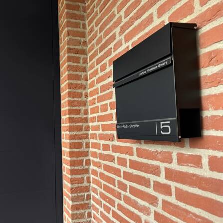 Metzler Briefkasten in RAL9005 Tiefschwarz Lasergravur | Hermann