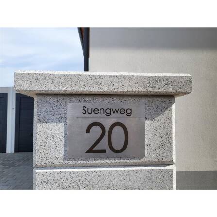 Hausnummernschild aus V2A Edelstahl