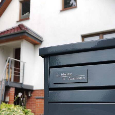 Metzler Namensschild | Briefkastenschild Edelstahl in Anthrazit | Lasergravur