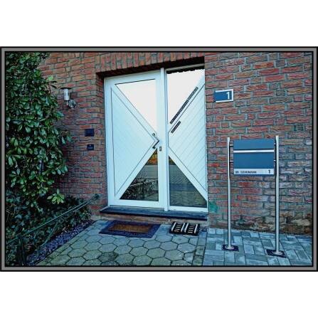 Metzler Standbriefkasten in Verkehrsweiß und Gravur aus Edelstahl | Stencil