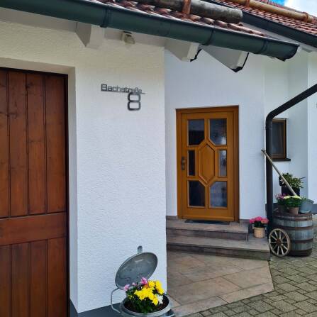 Metzler Edelstahl Schriftzug mit Straße & Hausnummer | Bach