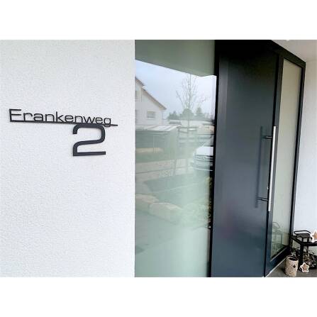 Metzler Edelstahl Schriftzug mit Straße & Hausnummer | RAL 7016 Anthrazitgrau | 60 cm | Bach