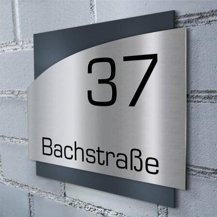 Metzler Edelstahl Hausnummernschild mit Straße | Anthrazit RAL 7016 | Falko 2