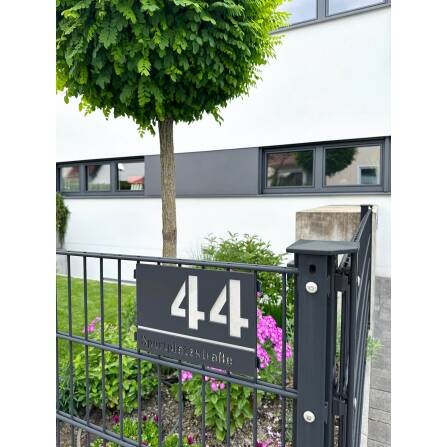 Hausnummernschild mit Straßennamen aus Edelstahl | 25 x 17,5 cm