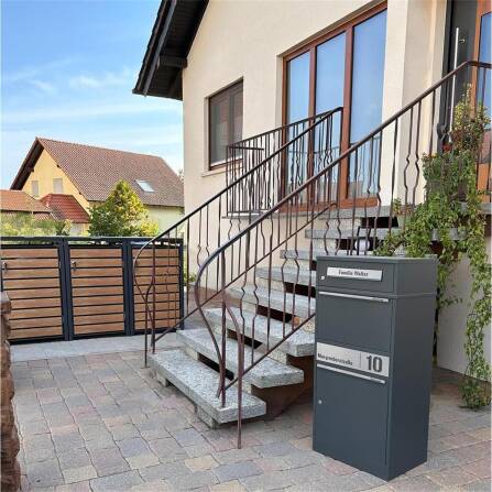 Metzler Paketbox mit Briefkasten | personalisiert mit Gravur | Edelstahl-Namensschild | mit Briefeinwurf | Anthrazit | Bispo 2