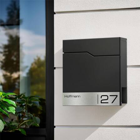 Metzler Briefkasten mit Edelstahl-Namensschild | RAL 9005 Tiefschwarz | Enno