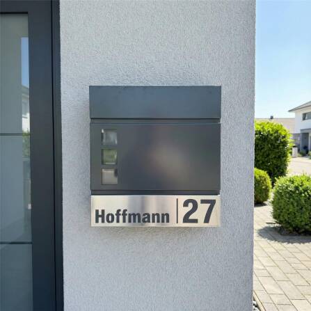 Metzler Briefkasten mit personalisierter Edelstahlblende und Sichtfenstern | Svena
