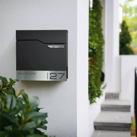 Metzler Briefkasten mit Namensschild aus Edelstahl | RAL 9005 Tiefschwarz | Thobe