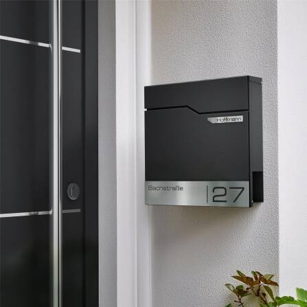 Metzler Briefkasten mit Namensschild aus Edelstahl | RAL 9005 Tiefschwarz | Thobe