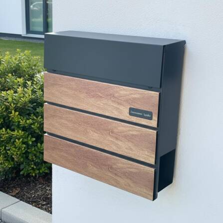 Metzler Briefkasten Holzoptik Eiche | Anthrazit RAL7016 mit Edelstahl Namensschild | Anton 2