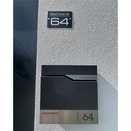 Modernes Hausnummernschild in Anthrazit RAL7016 mit individueller Gravur