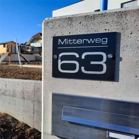 Modernes Hausnummernschild in Anthrazit RAL7016 mit individueller Gravur