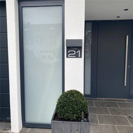 Modernes Hausnummernschild in Anthrazit RAL7016 mit individueller Gravur