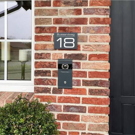 Modernes Hausnummernschild in Anthrazit RAL7016 mit individueller Gravur | 21,5 x 15 cm