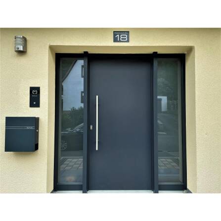 Modernes Hausnummernschild in Anthrazit RAL7016 mit individueller Gravur | 21,5 x 15 cm