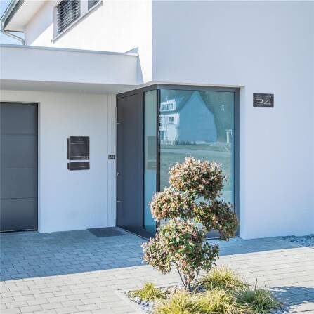 Modernes Hausnummernschild in Anthrazit RAL7016 mit individueller Gravur | 25 x 17,5 cm