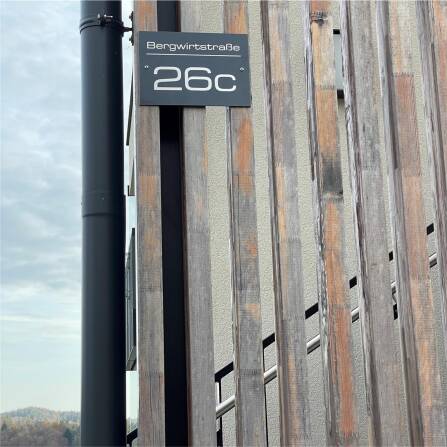 Modernes Hausnummernschild in Anthrazit RAL7016 mit individueller Gravur | 25 x 17,5 cm