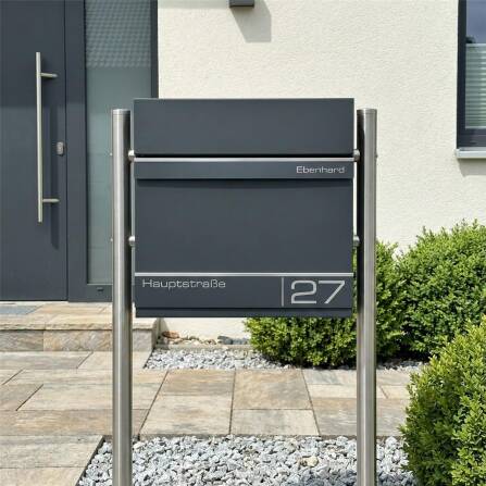 Metzler Standbriefkasten | Standfuß aus Edelstahl | mit Lasergravur | Hermann