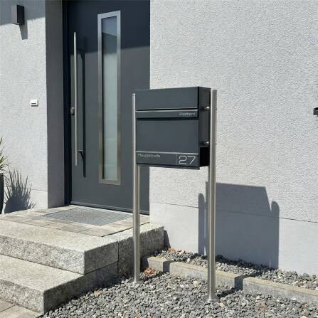Metzler Standbriefkasten | Standfuß aus Edelstahl | mit Lasergravur | Hermann