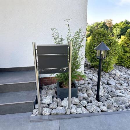 Metzler Standbriefkasten | Standfuß aus Edelstahl | mit Lasergravur | Hermann