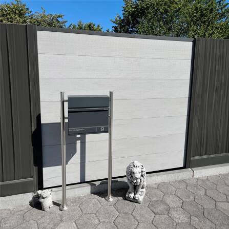 Metzler Standbriefkasten | Standfuß aus Edelstahl | mit Lasergravur | Hermann