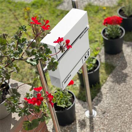Metzler Standbriefkasten | Standfuß aus Edelstahl | mit Lasergravur | RAL 9016 Verkehrsweiß | Hermann