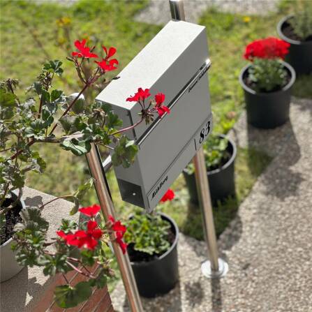 Metzler Standbriefkasten | Standfuß aus Edelstahl | mit Lasergravur | RAL 9007 Graualuminium |Hermann