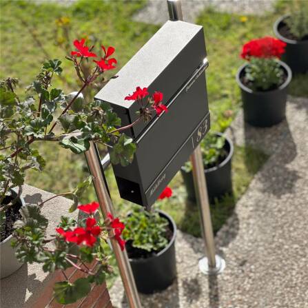 Metzler Standbriefkasten | Standfuß aus Edelstahl | mit Lasergravur | DB 703 Eisenglimmer | Hermann