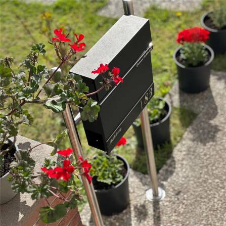 Metzler Boîte aux Lettres Support  | Pied en Acier Inoxydable | avec Gravure Laser | RAL 9005 Noir Foncé | Hermann