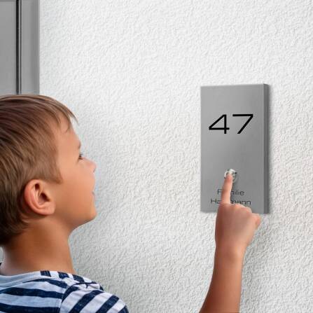 Metzler Türklingel Aufputz mit individueller Gravur LED-Taster | RAL 9007 Graualuminium | Alan
