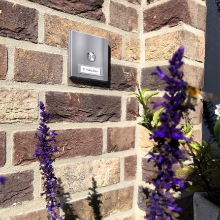 Metzler Funkklingel Aufputz austauschbares Namensschild | RAL 9007 Graualuminium | Parisa